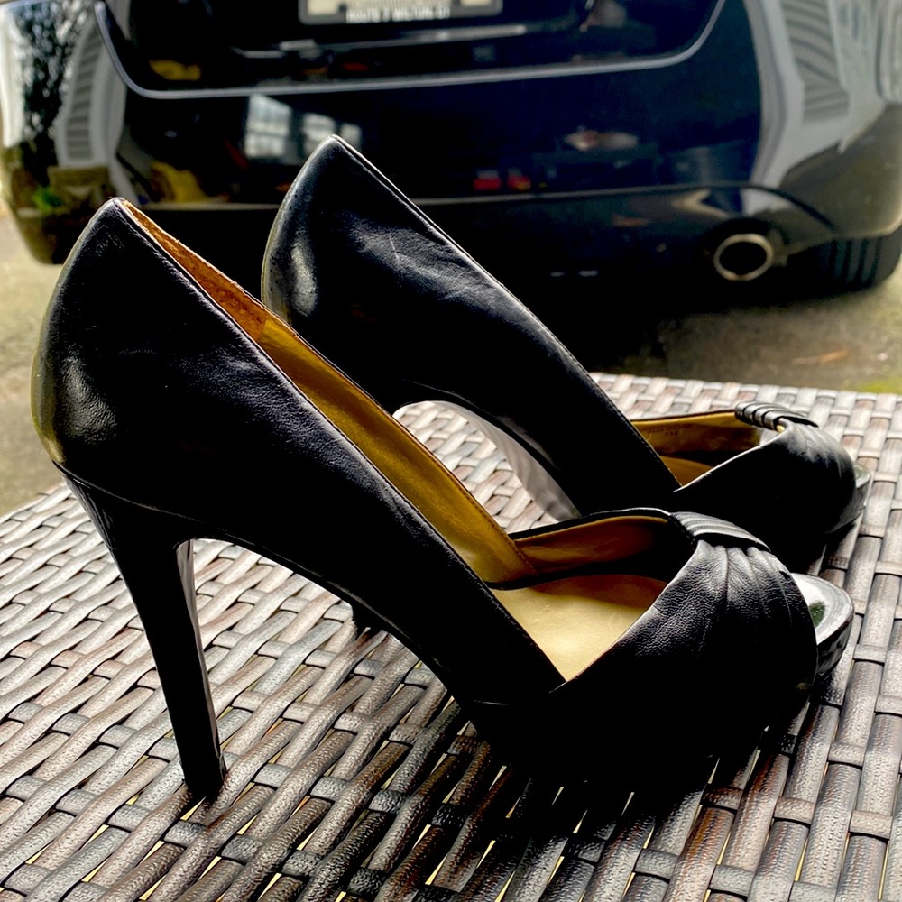 Guess Wgryan leather heel peep toe size 7